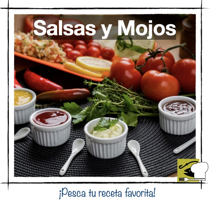 Diferentes tipos de salsas y mojos en potes individuales rodeados de vegetales frescos para introducir el tema de esta categoría de salsas y mojos.