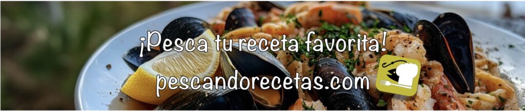 Plato de pasta con gambas, mejillones y salsa roja. Banner de cabecera de Pescandorecetas.com con la inscripción: ¡Pesca tu receta favorita!, representando recetas de pescados y mariscos fáciles y deliciosas.