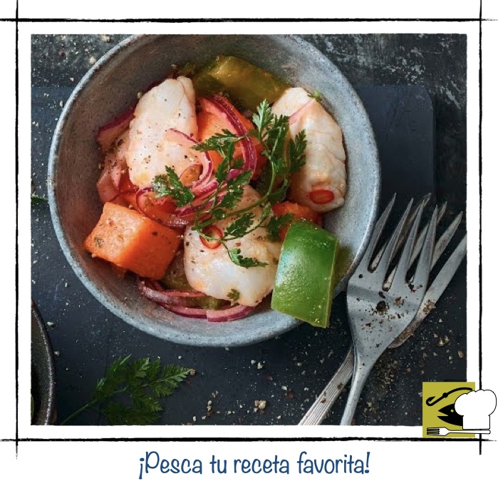 Un bol de ceviche de pescado blanco con cebolla morada, cilantro y un toque de lima sobre fondo oscuro.