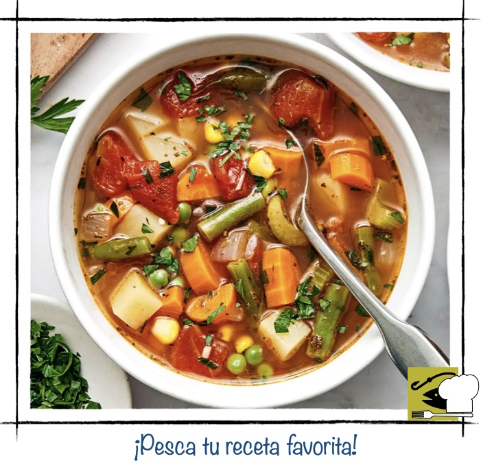 Caldero de pisto casero con tomates, zanahorias, patatas, guisantes y judías verdes a fuego lento.