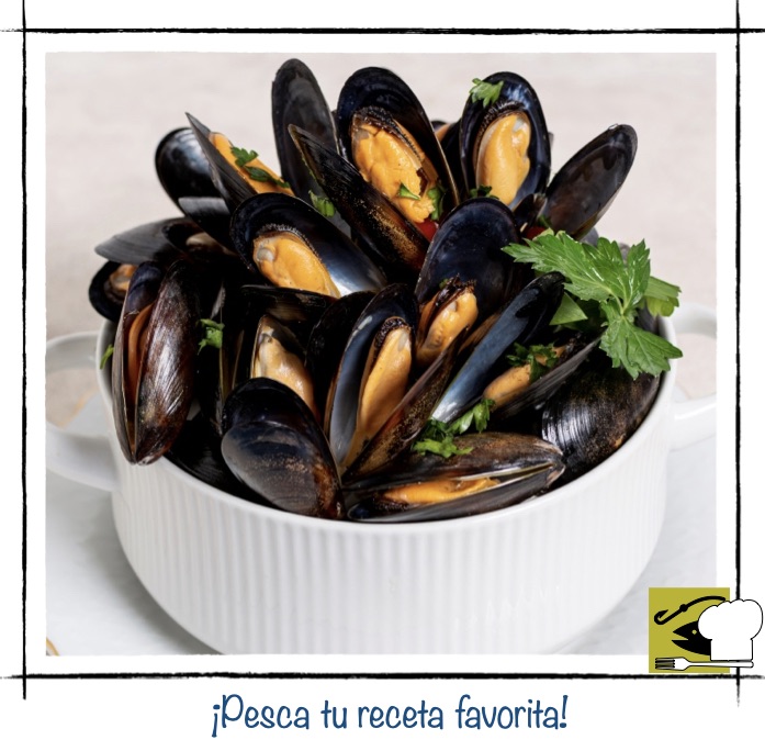 Mejillones al vapor con perejil fresco servidos en bol blanco