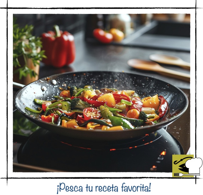 Salteado de vegetales frescos en sartén con brócoli, pimientos rojos y amarillos, preparado como acompañamiento ligero y sabroso.