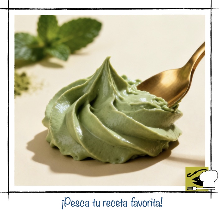 Remolino de aderezo cremoso de yogur y finas hierbas con una cuchara dorada y hojas de menta fresca.