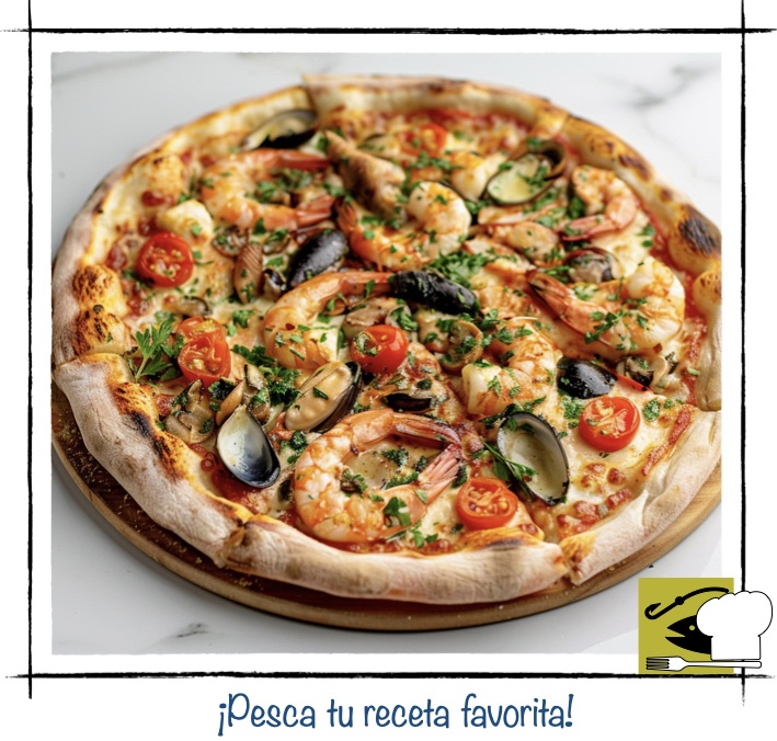 Pizza artesana de marisco con base crujiente, langostinos, mejillones y tomates cherry, servida en una tabla redonda de madera sobre fondo de mármol blanco.