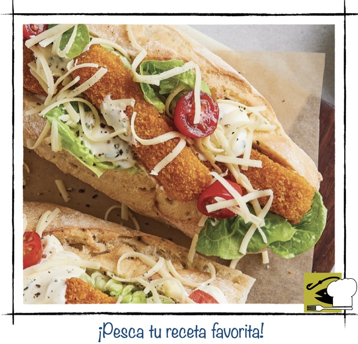 Sándwich crujiente de palitos de pescado con queso rallado, lechuga y tomates cherry, receta fácil y divertida de Pescandorecetas.