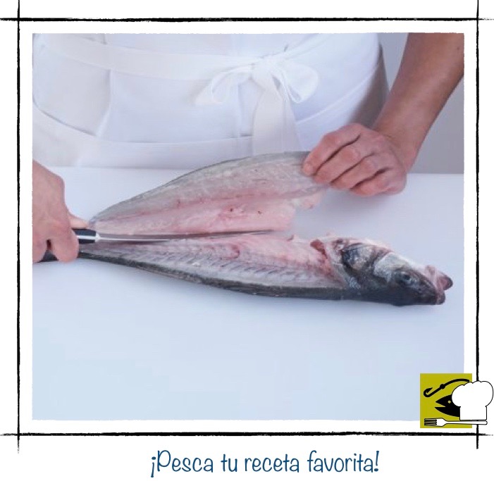 Cuarto paso: levantando con cuidado el lomo del pescado ya separado de la espina central con la ayuda del cuchillo.
