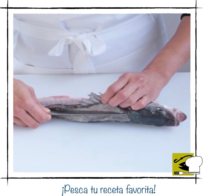 Quinto paso del fileteado: el primer lomo del pescado completamente separado y limpio, junto a la espina central.