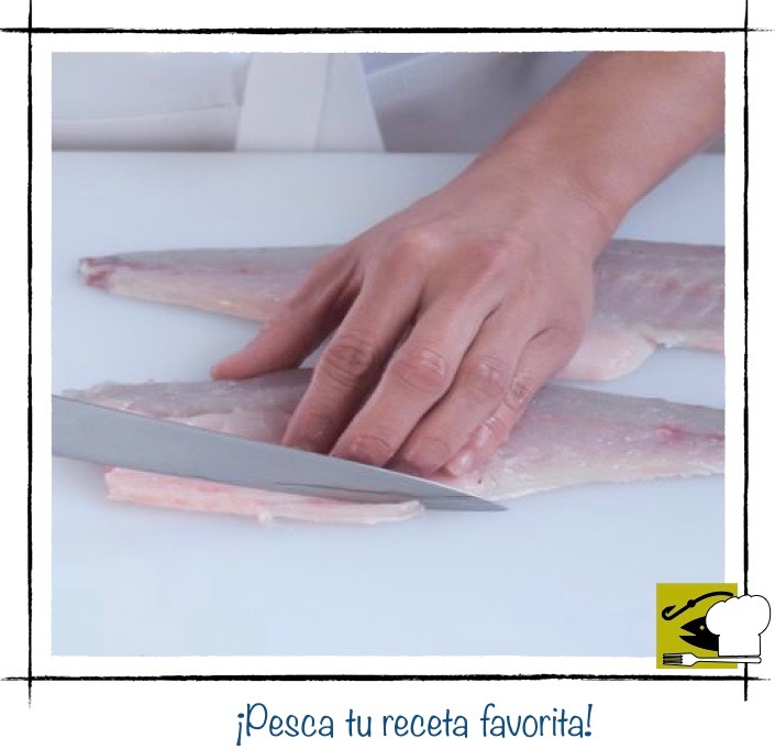 Séptimo paso: recortando con un cuchillo la parte de la ventresca o la grasa de los lomos de pescado ya fileteados.