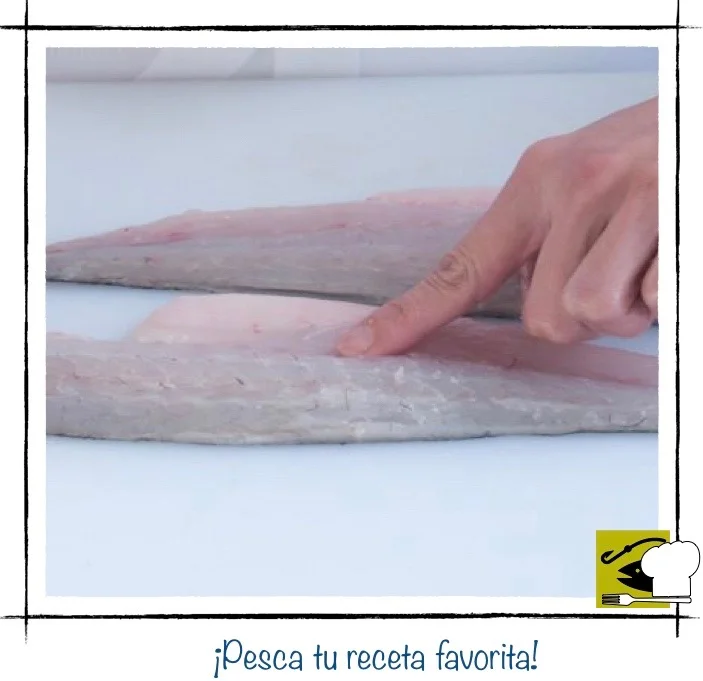 Octavo paso: comprobando con la yema de los dedos si quedan espinas en el lomo del pescado.