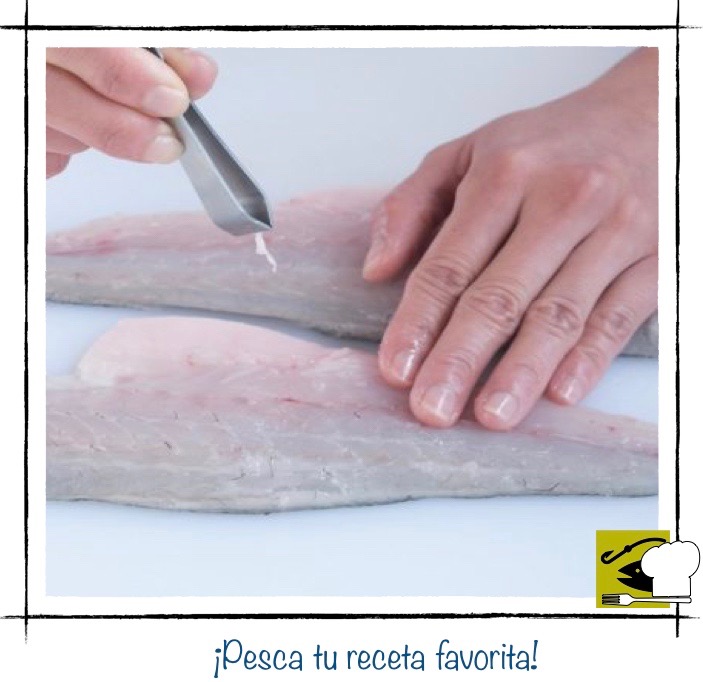 Una persona utilizando unas pinzas de cocina para extraer con cuidado una espina del filete de pescado.
