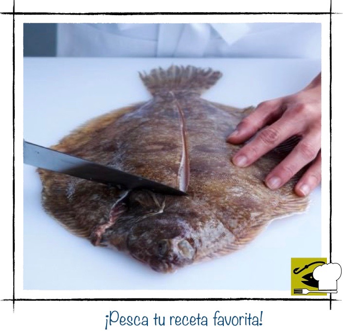 Tercer paso del fileteado: pasando el cuchillo a ras de la espina central para empezar a separar el lomo del pescado.