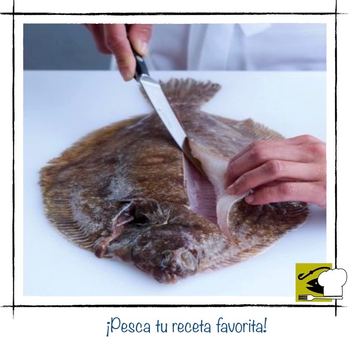 Cuarto paso: levantando con cuidado el lomo del pescado ya separado de la espina central con la ayuda del cuchillo.