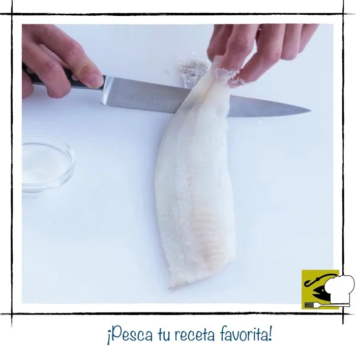 Segundo paso: iniciando el corte por el extremo de la cola, sujetando la piel con los dedos con sal para evitar que resbale.