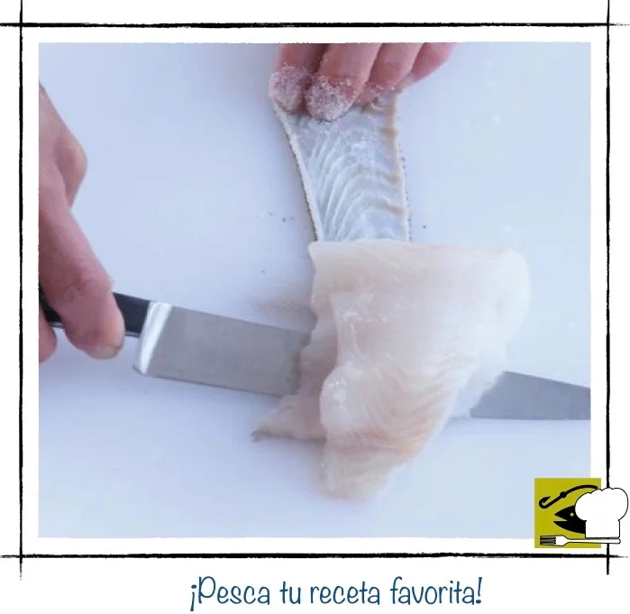 Cuarto paso: tirando de la piel hacia atrás mientras el cuchillo se mantiene firme contra la tabla para liberar el lomo por completo.