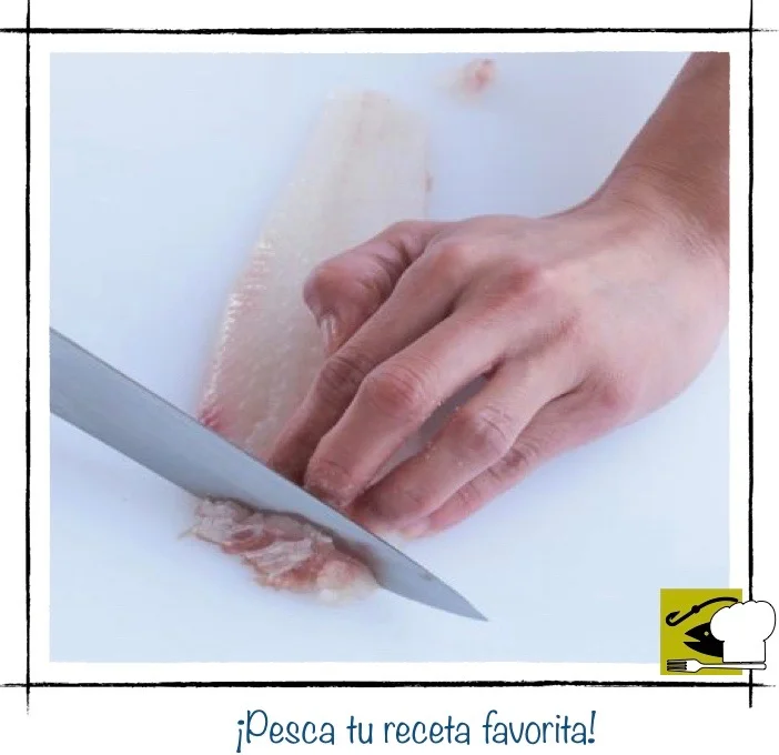 Quinto paso: cortando el lomo de pescado ya limpio y sin piel en porciones uniformes para cocinar.