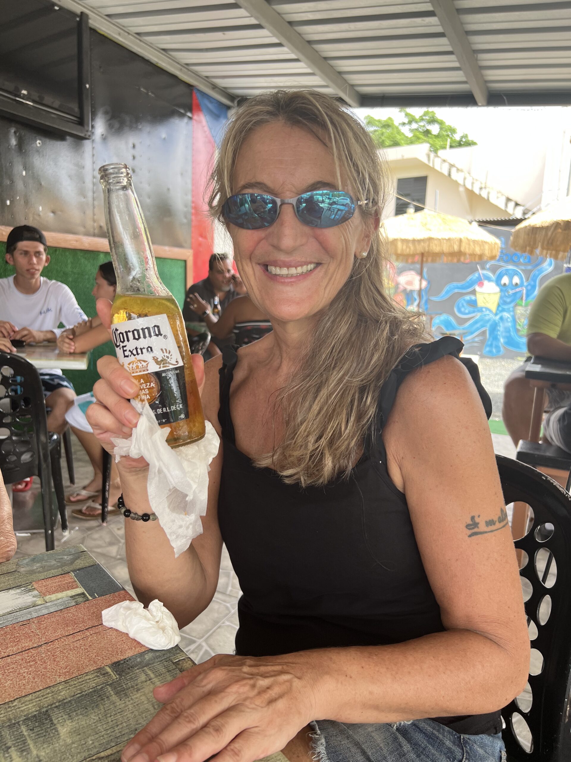 Rosana Romano, fundadora de Pescandorecetas, disfrutando de la gastronomía marina.