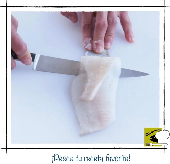 Tercer paso: deslizando el cuchillo con un movimiento de vaivén para empezar a separar la piel de la carne del pescado.