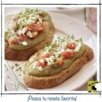 Crostini de pan rústico con crema de berenjena, tomate picado y queso desmenuzado.