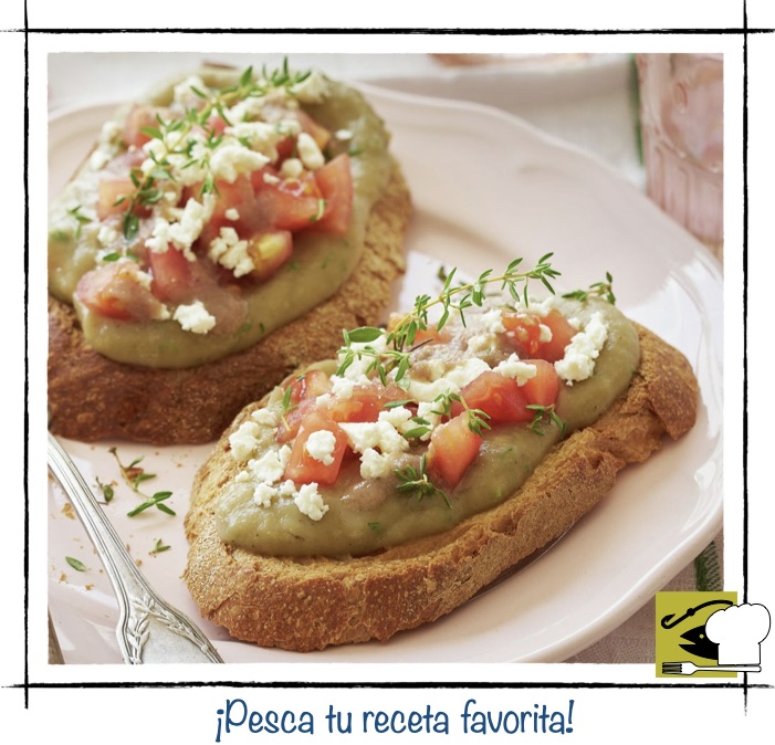 Crostini de pan rústico con crema de berenjena, tomate picado y queso desmenuzado.