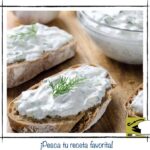 Rebanadas de pan tostado con salsa tzatziki de yogur griego, pepino y eneldo fresco.