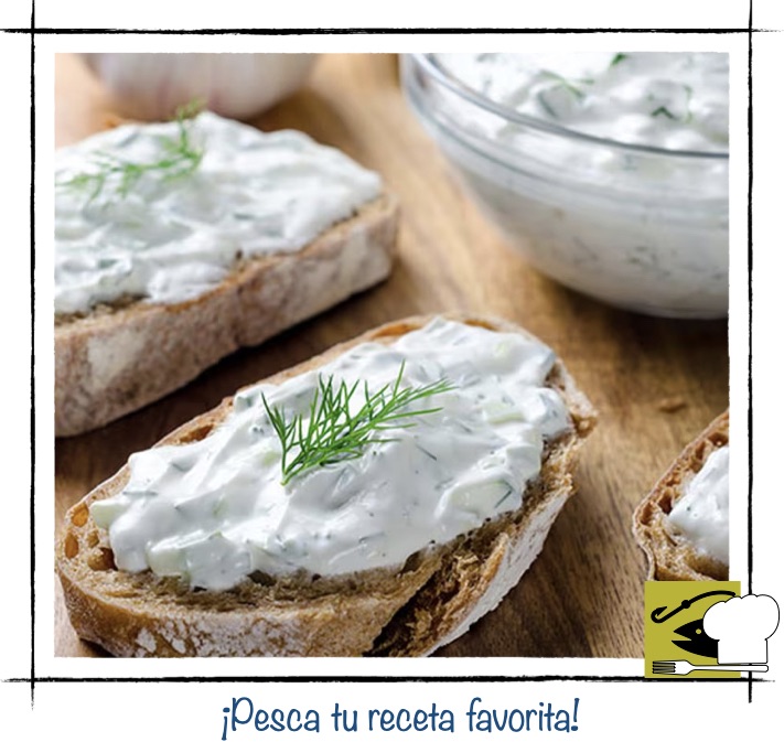 Rebanadas de pan tostado con salsa tzatziki de yogur griego, pepino y eneldo fresco.