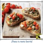 Tosta de champiñones salteados con tomates cherry y perejil fresco en pan de hogaza.
