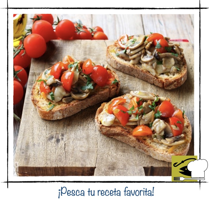 Tosta de champiñones salteados con tomates cherry y perejil fresco en pan de hogaza.