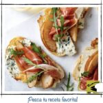 Tosta de jamón serrano y queso roquefort con láminas de pera y rúcula.