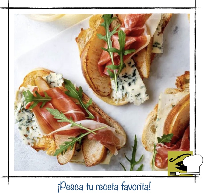 Tosta de jamón serrano y queso roquefort con láminas de pera y rúcula.