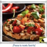 Tosta de pan artesano con mariscos, tomates cherry y albahaca fresca sobre fondo oscuro