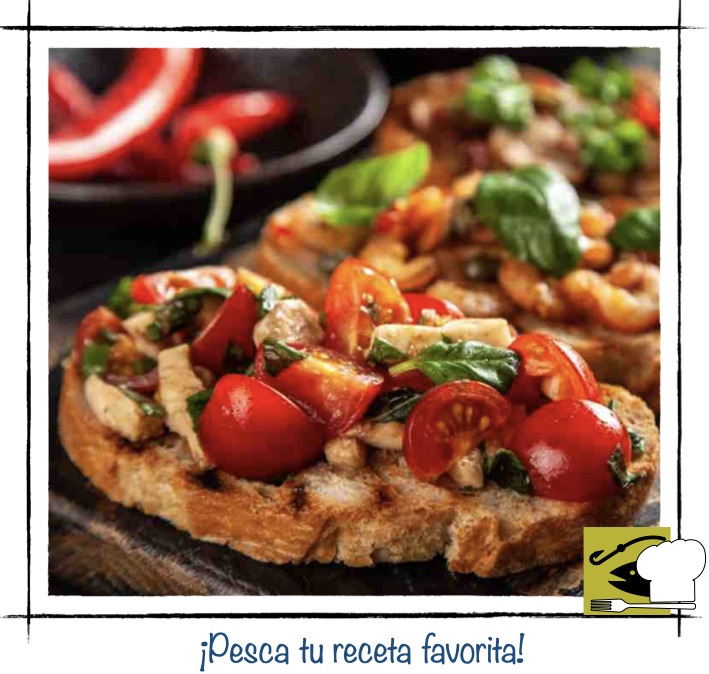 Tosta de pan artesano con mariscos, tomates cherry y albahaca fresca sobre fondo oscuro
