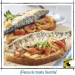 Tosta de sardinas asadas con tomate y cebolla caramelizada sobre pan crujiente.