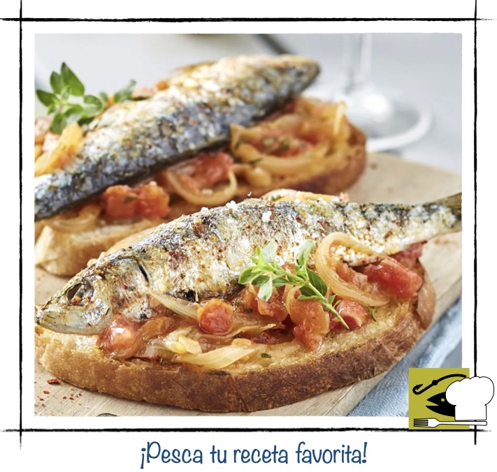 Tosta de sardinas asadas con tomate y cebolla caramelizada sobre pan crujiente.