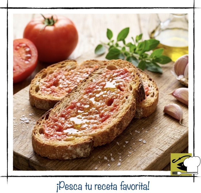 Tostas crujientes de pan con tomate catalán, aceite de oliva y sal marina sobre una tabla de madera rústica.